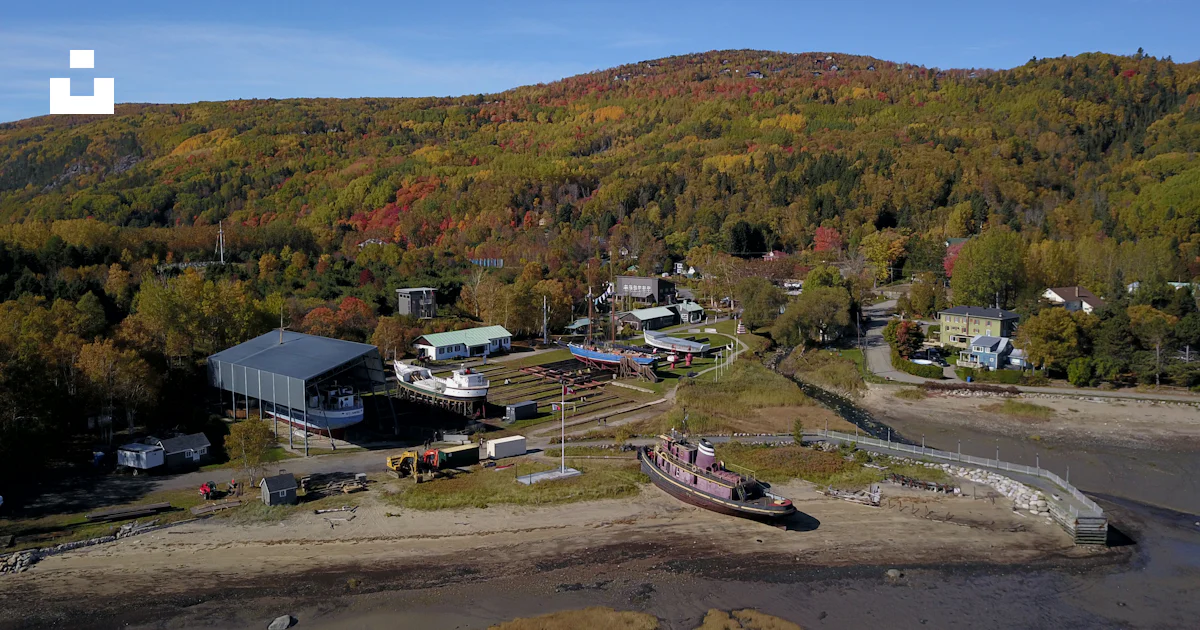 Une vue aérienne d’une petite ville traversée par une rivière photo ...