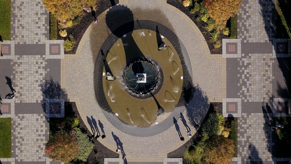Luftaufnahme eines Brunnens in einem Park