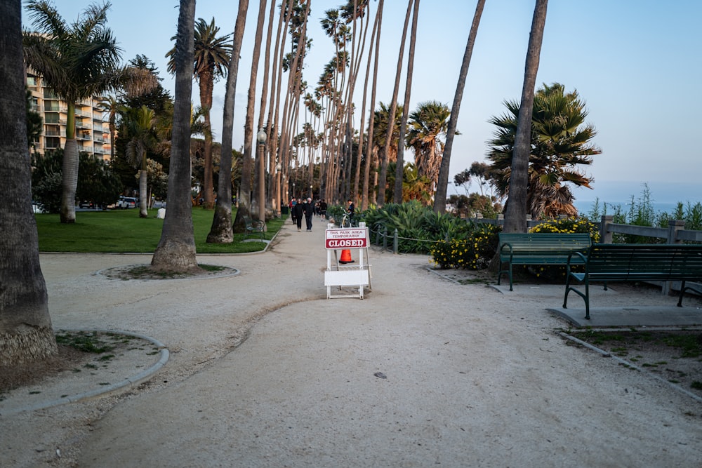 ein Schild, das im Sand sitzt