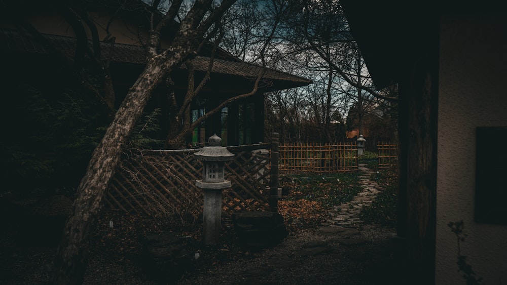 una boca de incendios frente a una cerca y una casa