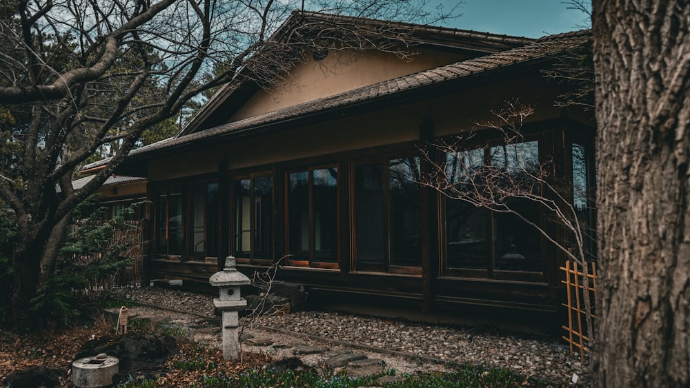 una casa con un árbol delante