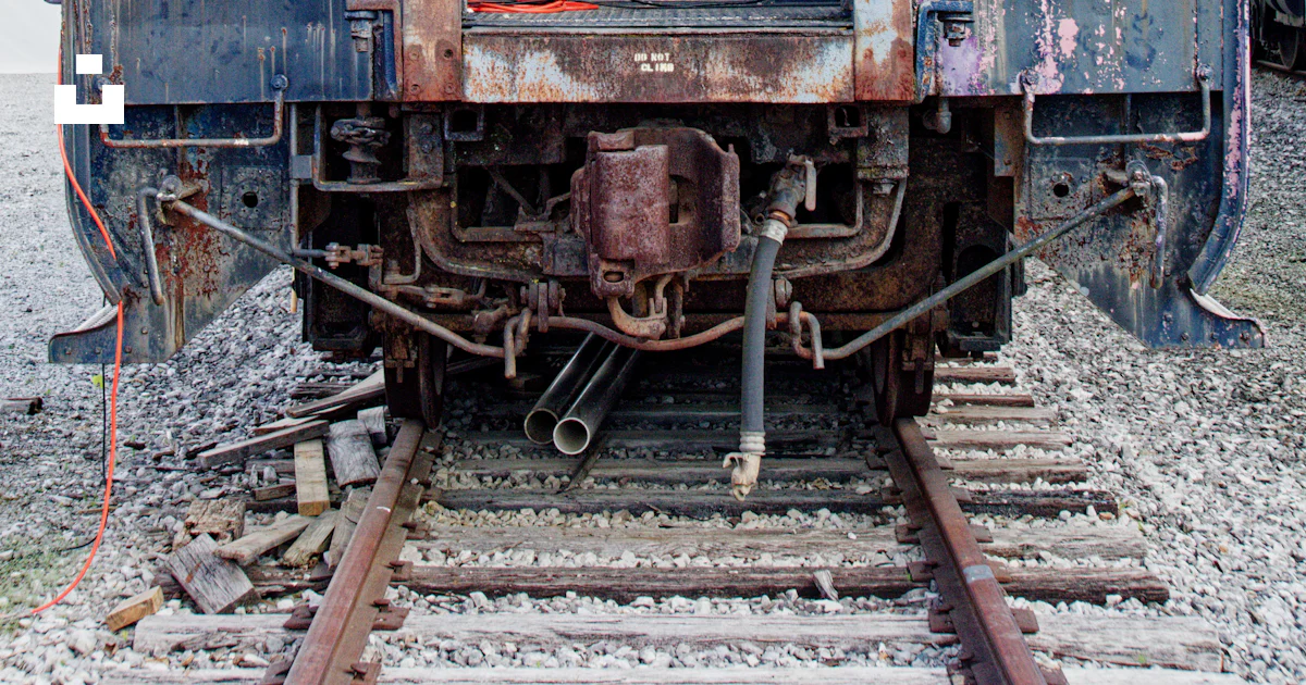 Train Rouille Un vieux wagon de train rouillé posé sur les rails photo – Image ...