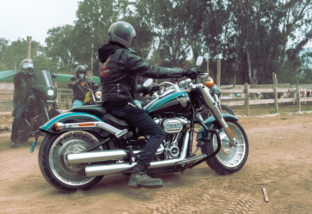 eine Person, die mit einem Motorrad auf einem Feldweg fährt