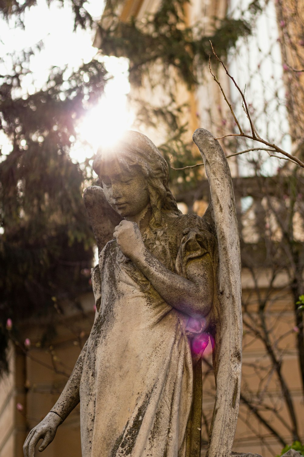 una estatua de un ángel sosteniendo a un niño