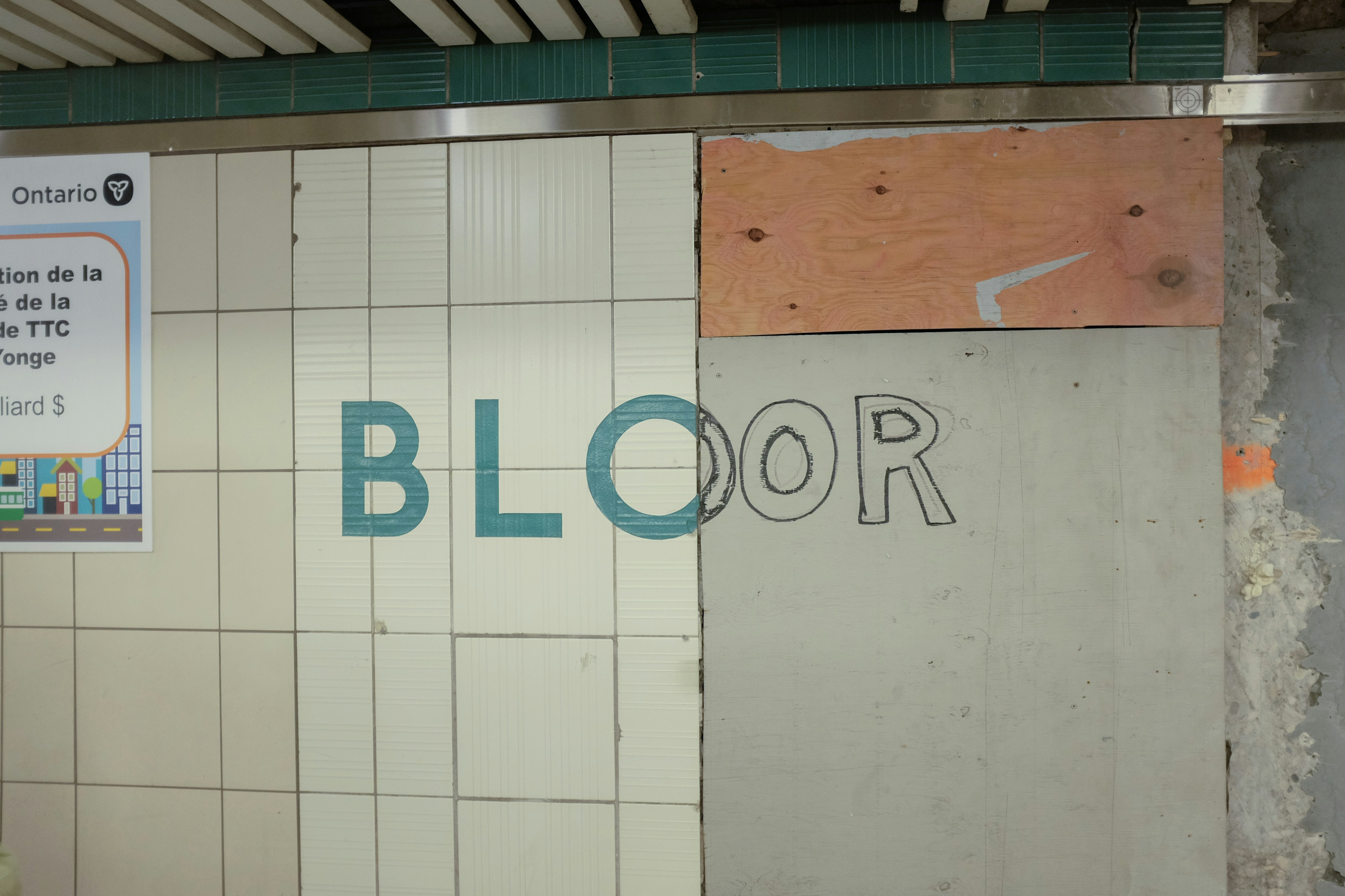 a sign on a wall that says floor