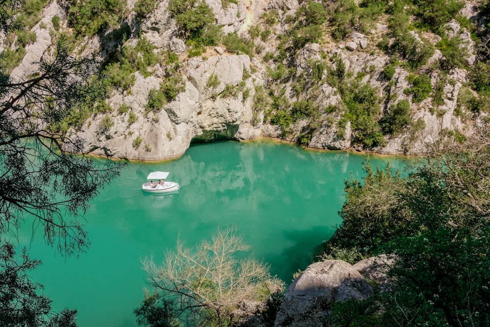 Un barco flotando en un lago rodeado de montañas