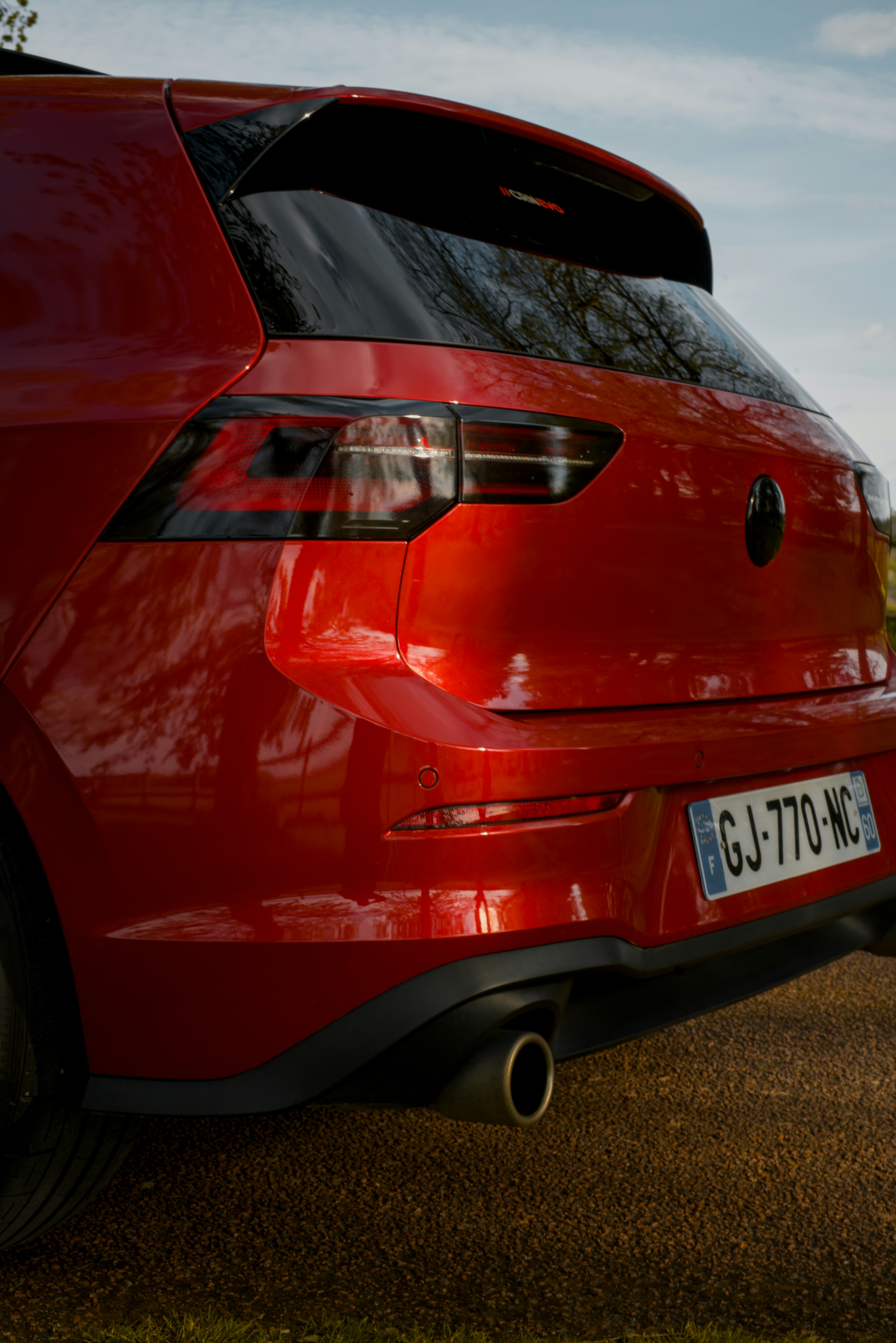 une voiture rouge garée sur le bord d’une route