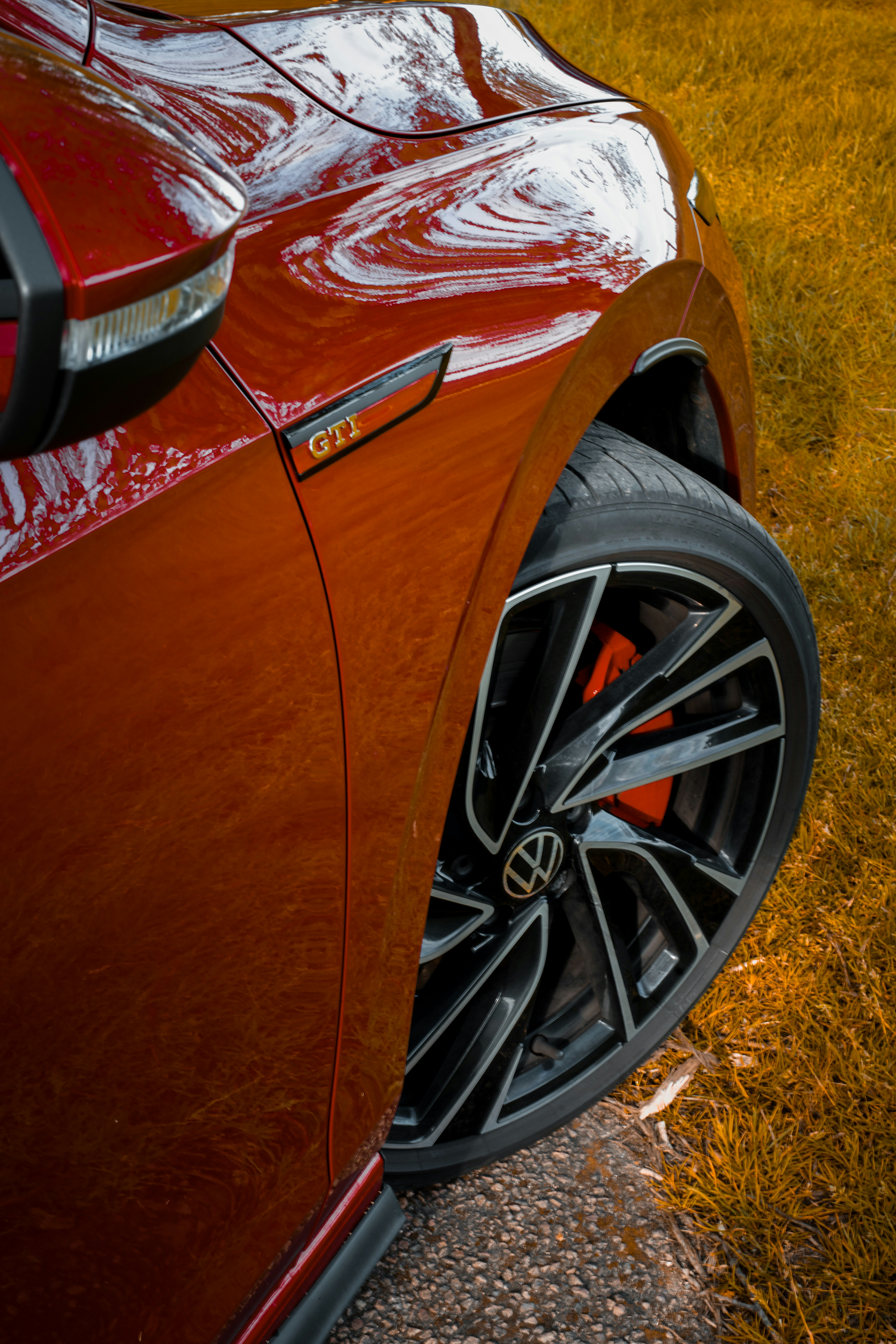 une voiture de sport rouge garée sur le bord de la route