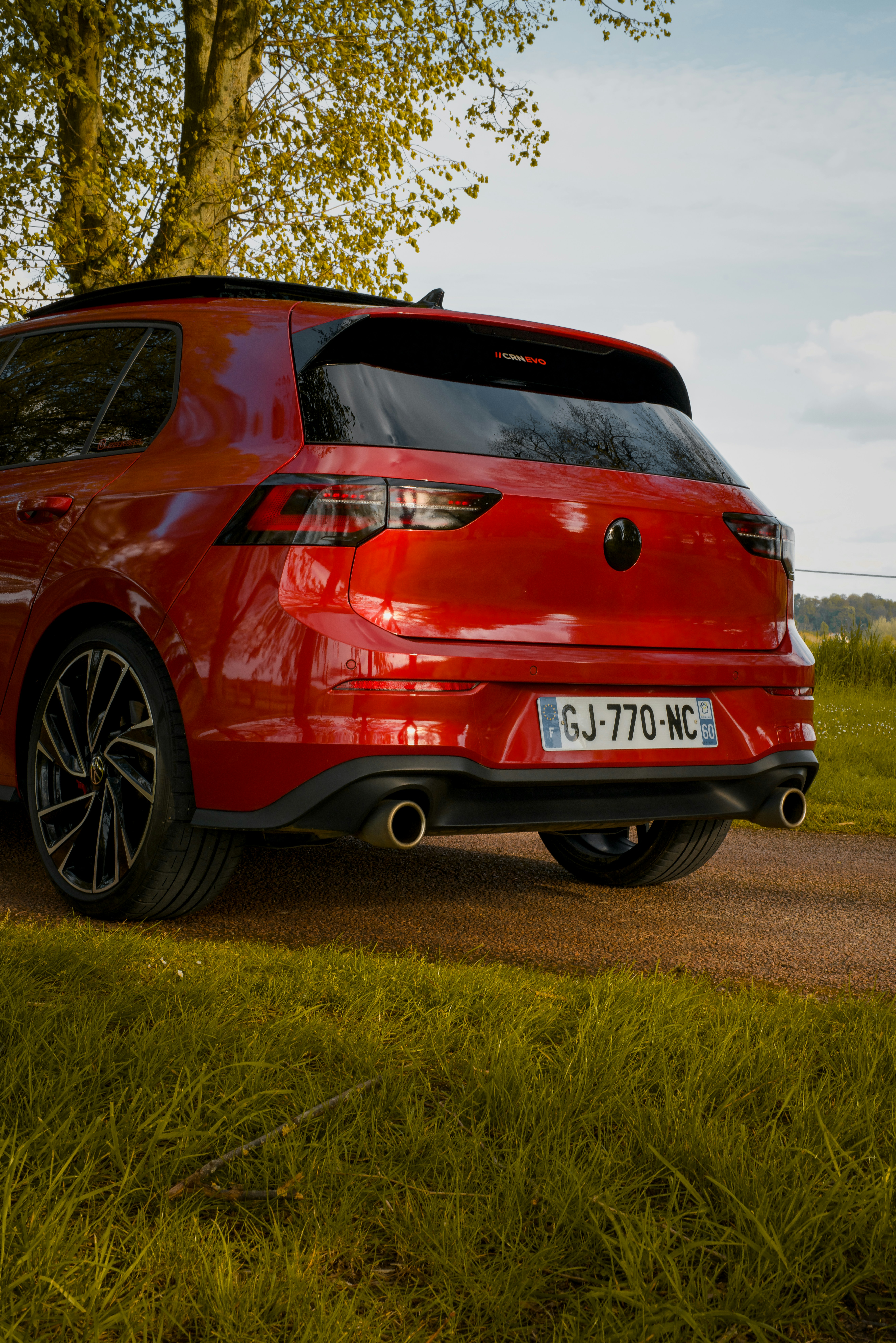 une voiture rouge garée sur le bord d’une route