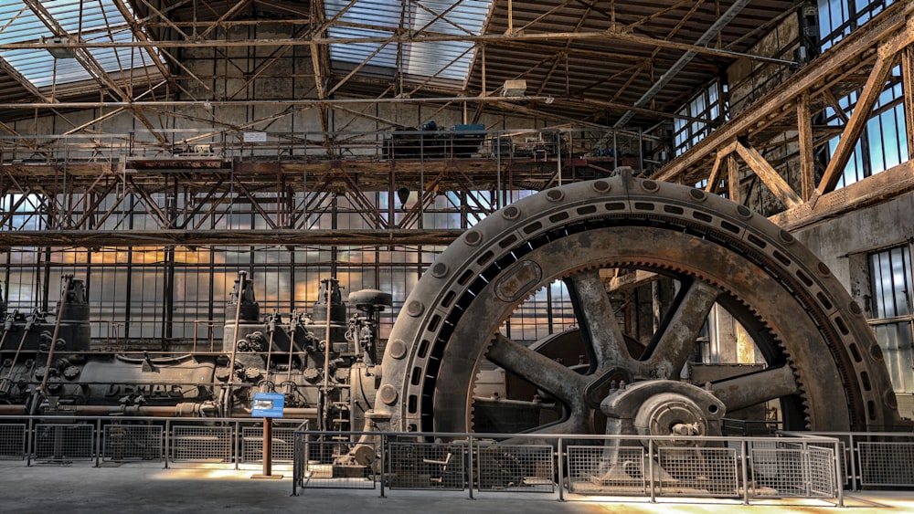 uma grande máquina industrial em um grande edifício