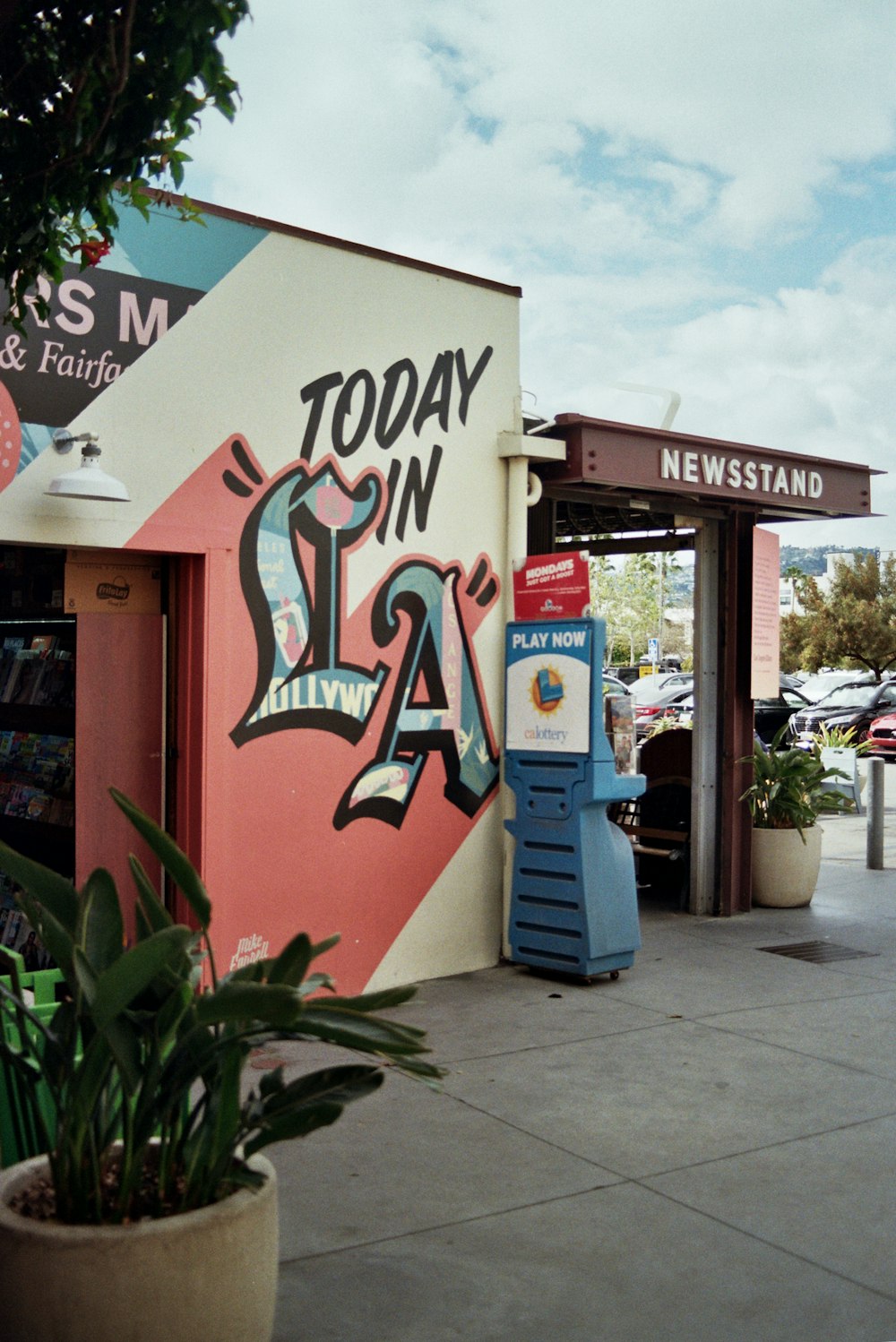 Ein Gebäude mit einem Schild mit der Aufschrift Today in LA