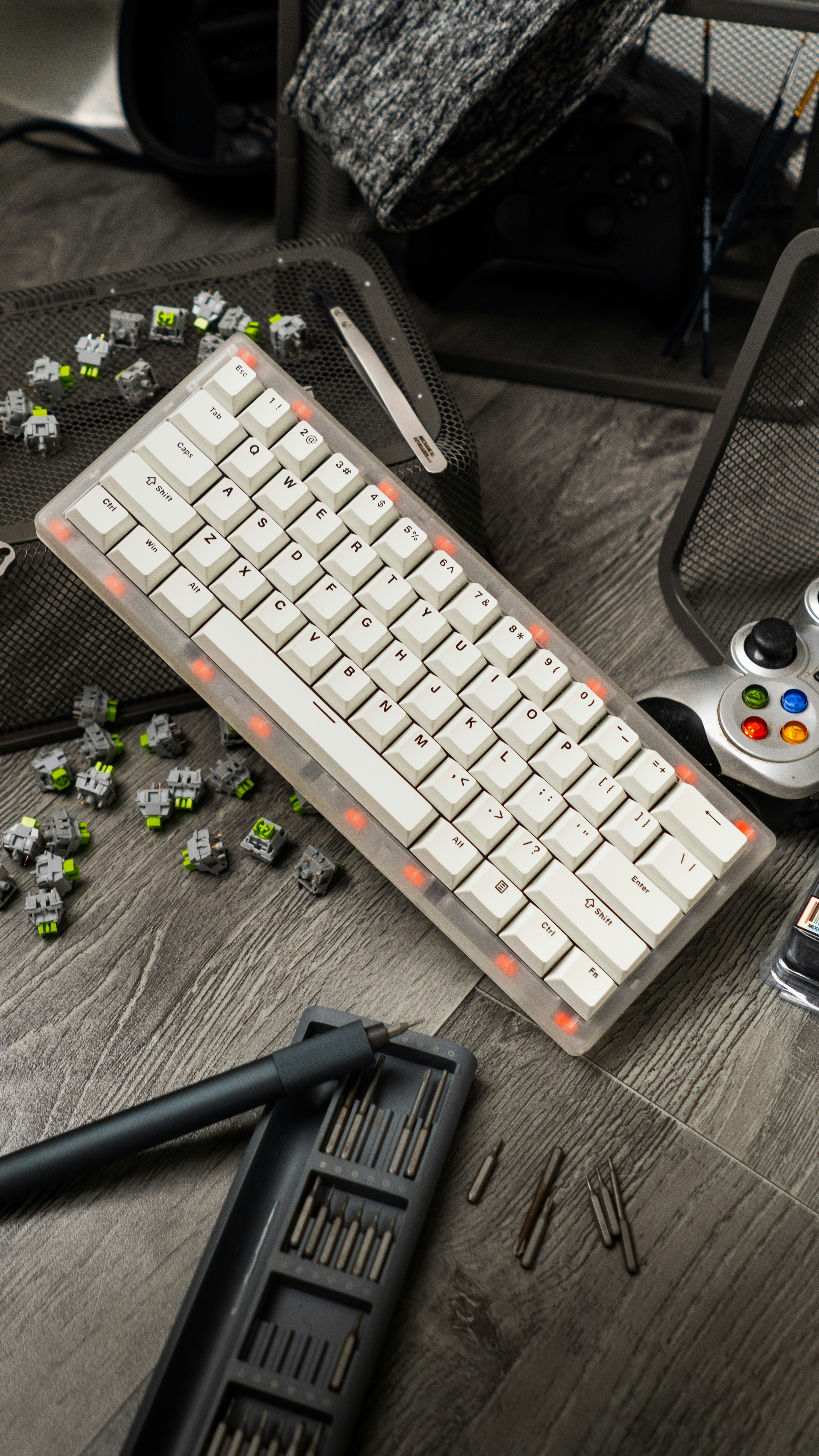 um teclado de computador sentado em cima de uma mesa de madeira