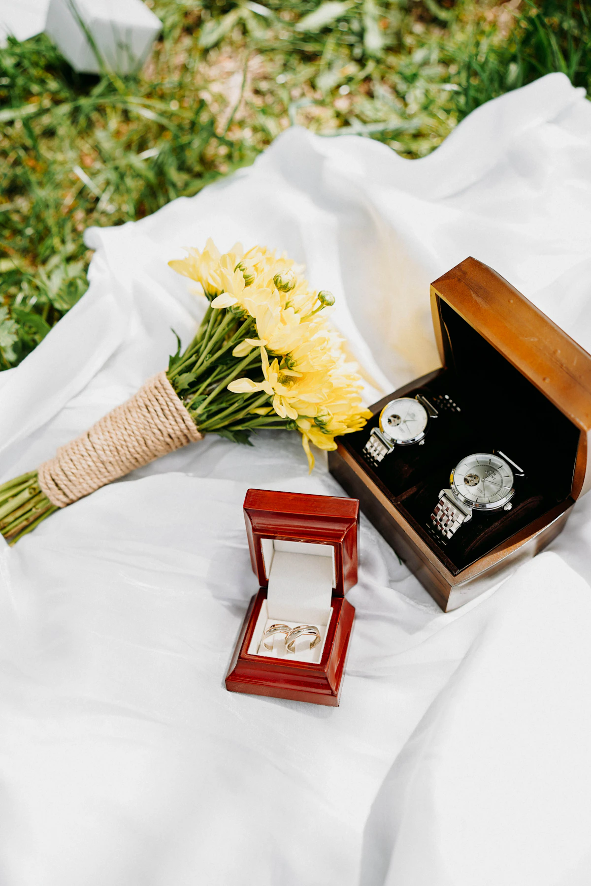 Sepasang cincin dan buket bunga pernikahan