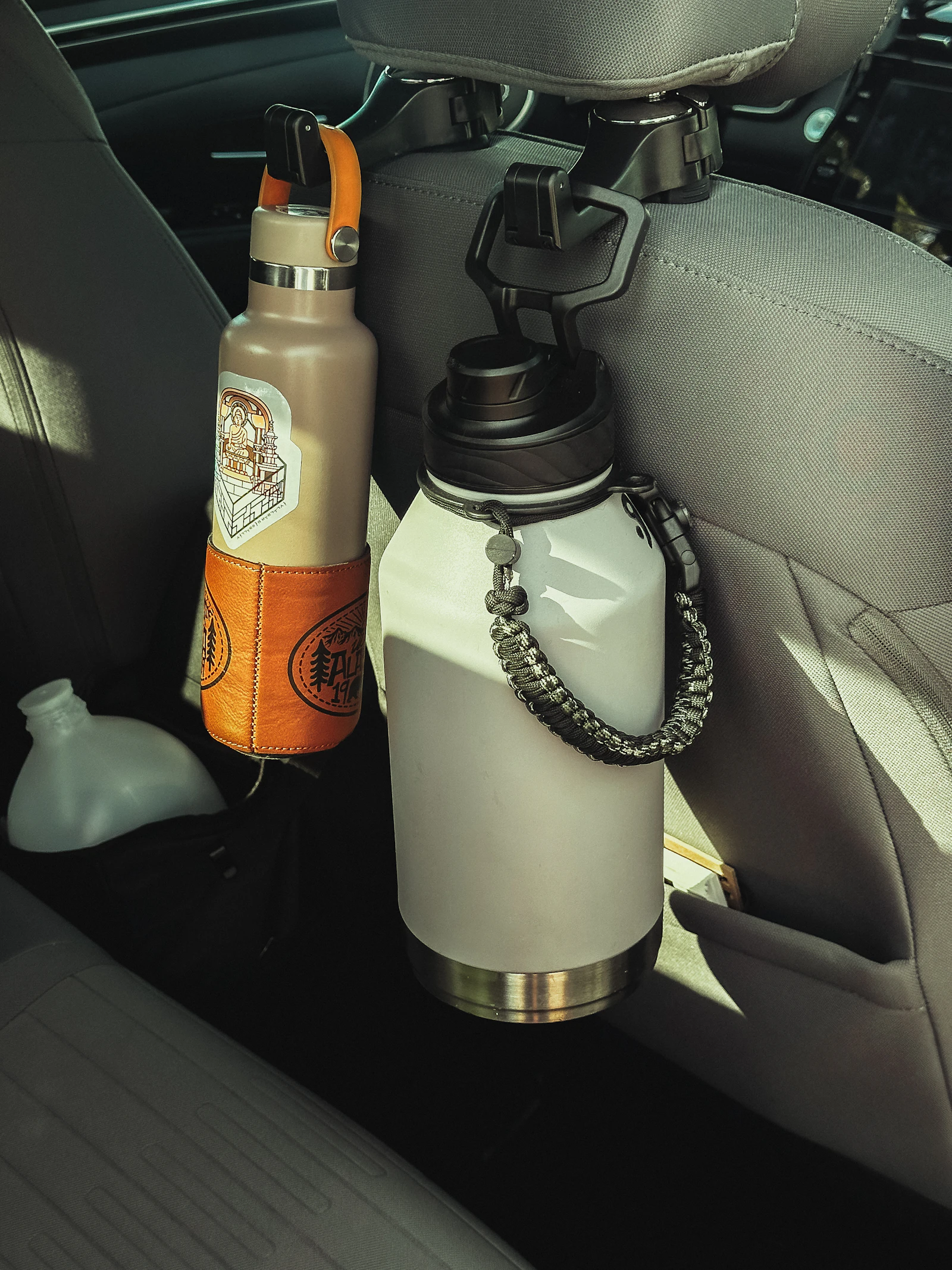 車內座位上的水壺與手機