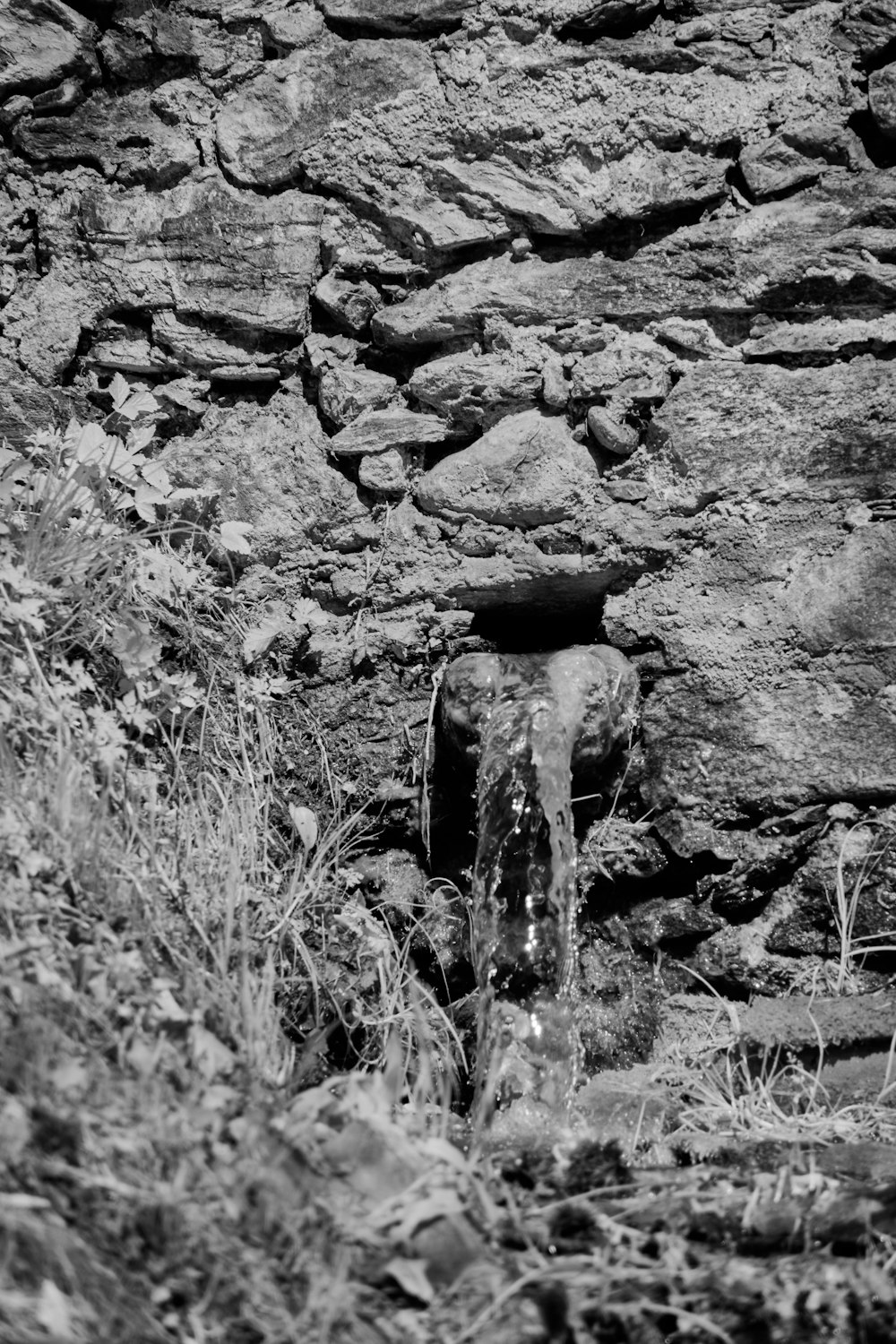 a black and white photo of a stream of water