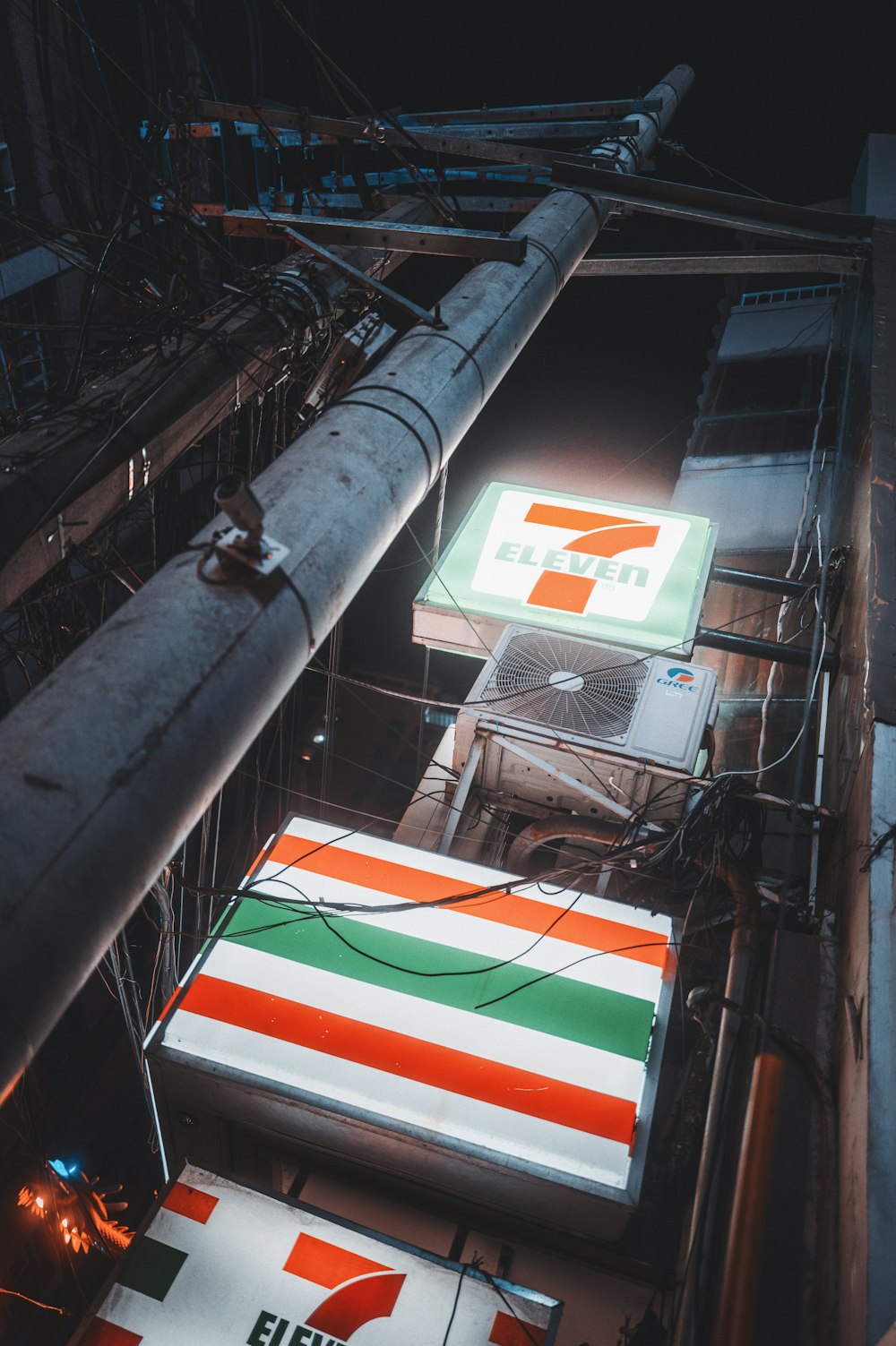 un bâtiment avec un drapeau peint sur le côté