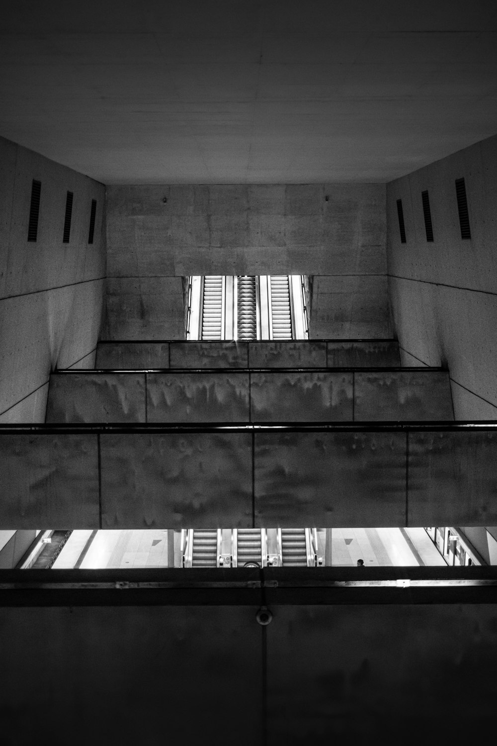 a black and white photo of a building