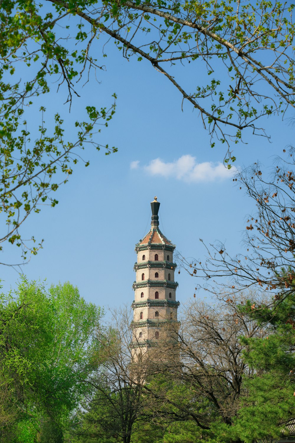 uma torre alta com uma estátua no topo dela
