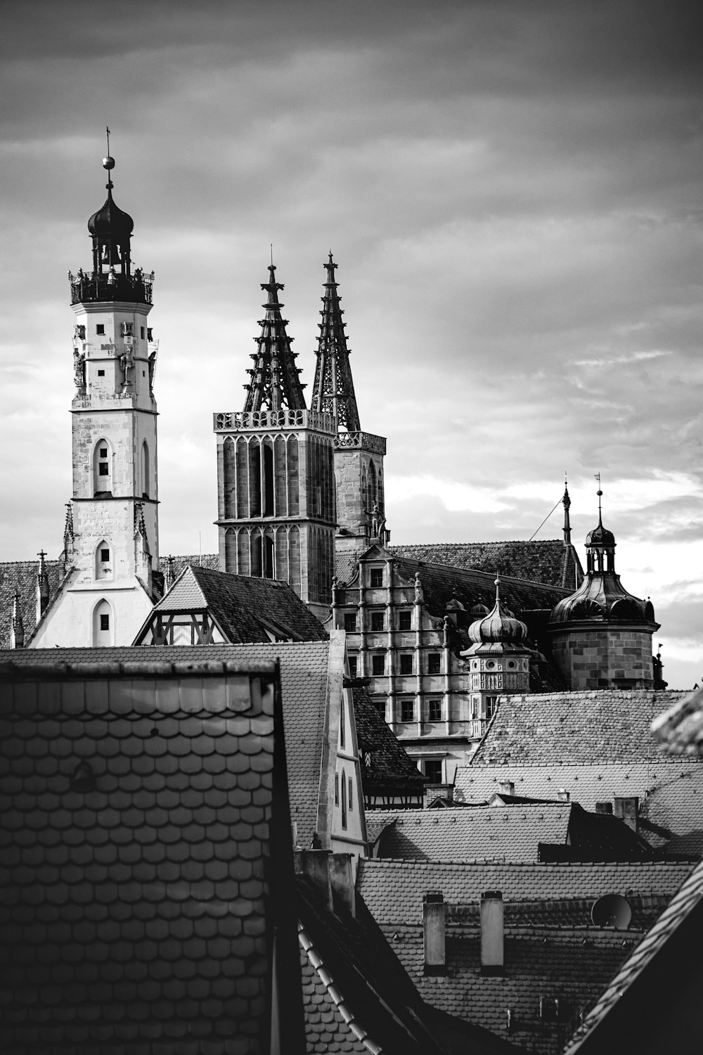 Una foto en blanco y negro del horizonte de una ciudad