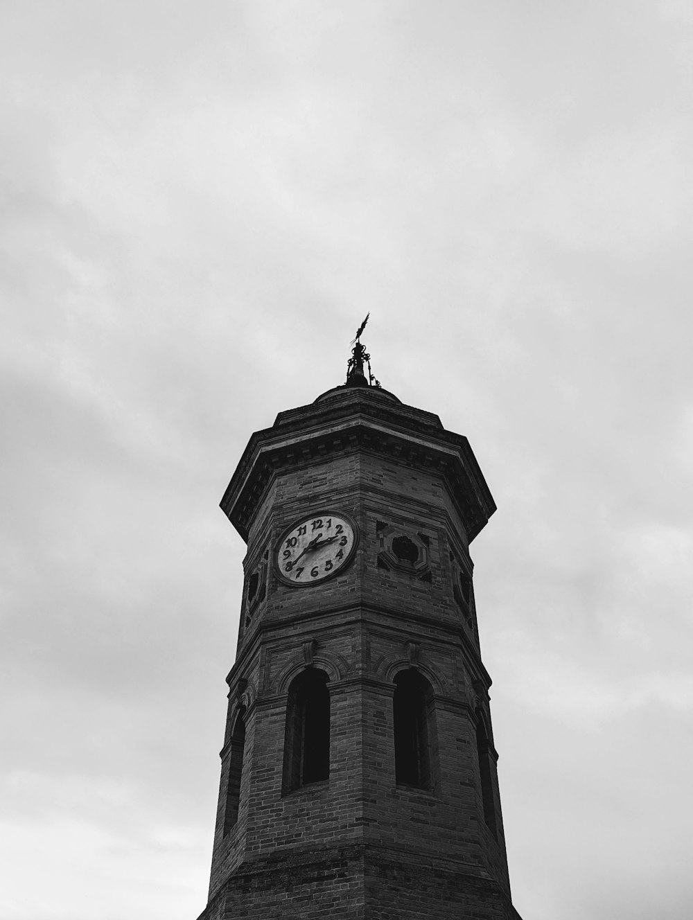 Una foto in bianco e nero di una torre dell'orologio