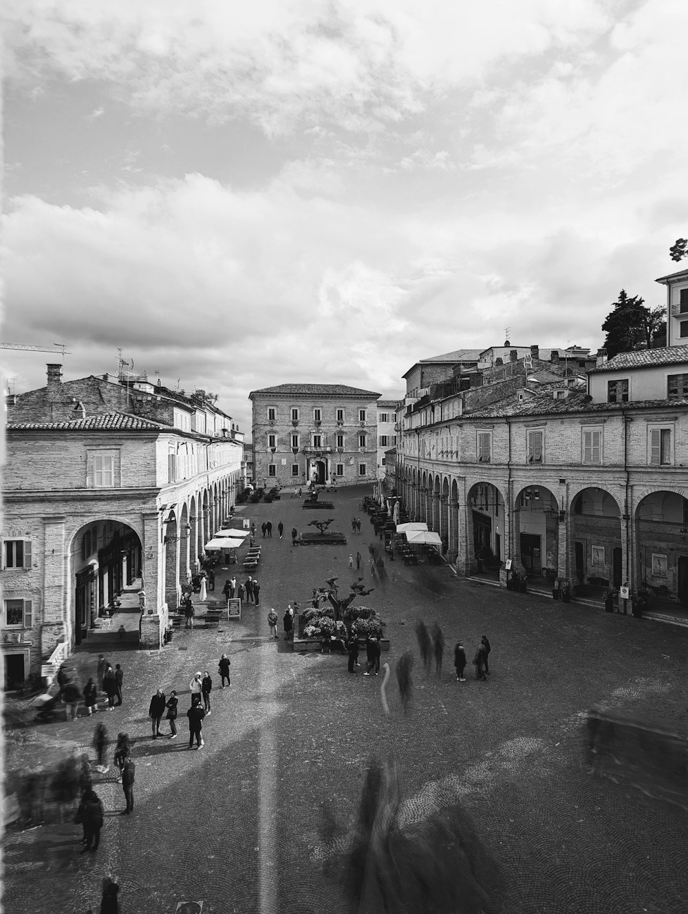 Una foto in bianco e nero di una strada cittadina