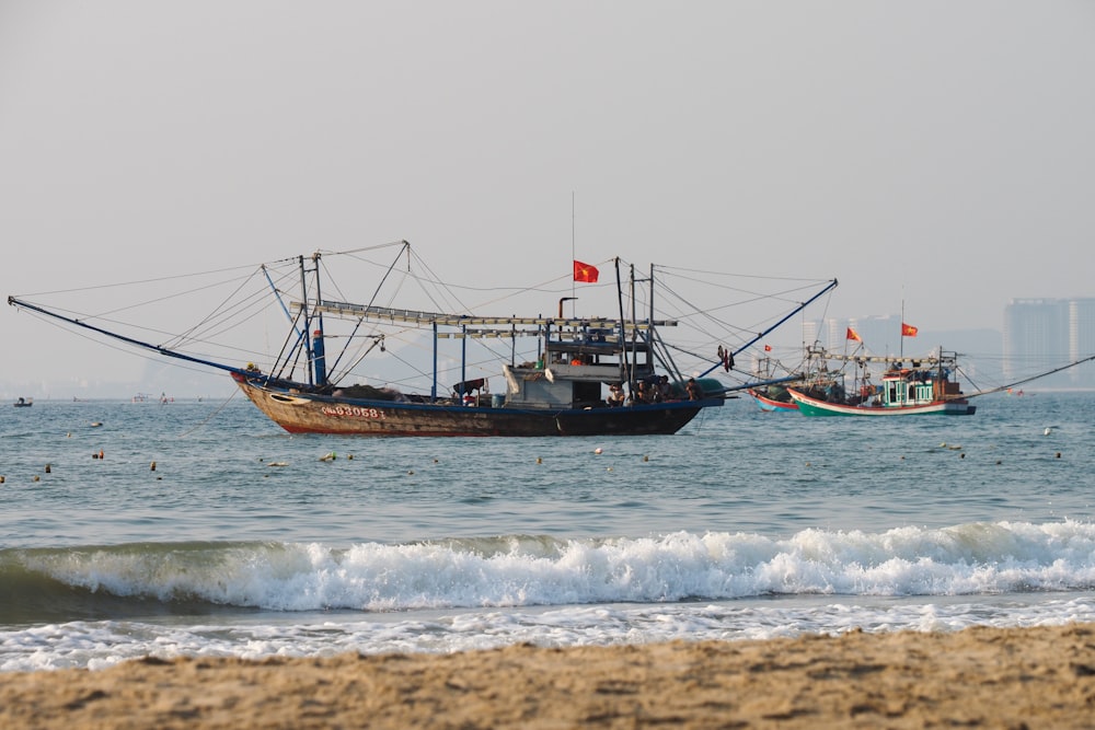 um par de barcos que estão na água