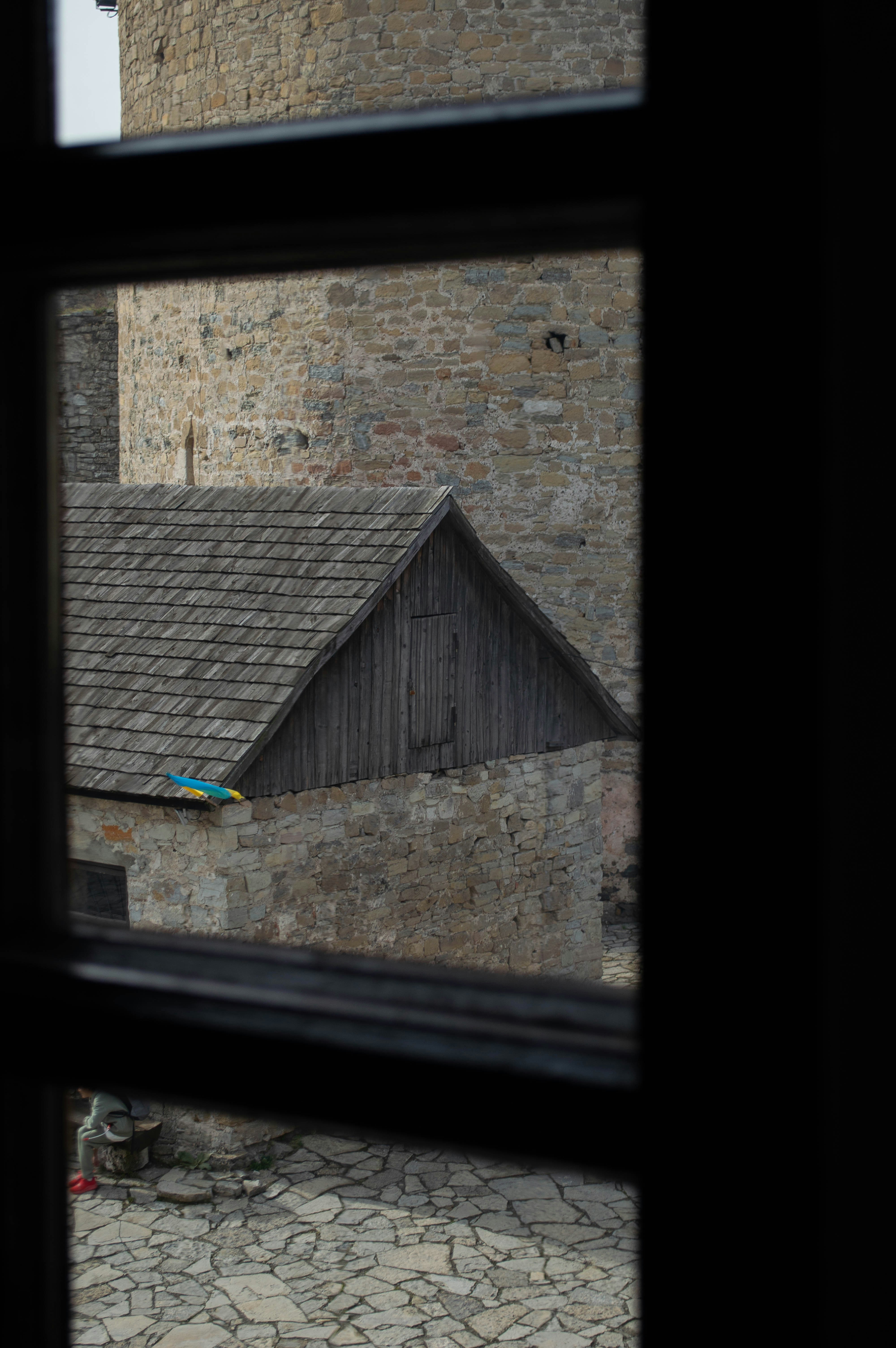 Una vista de un edificio a través de una ventana