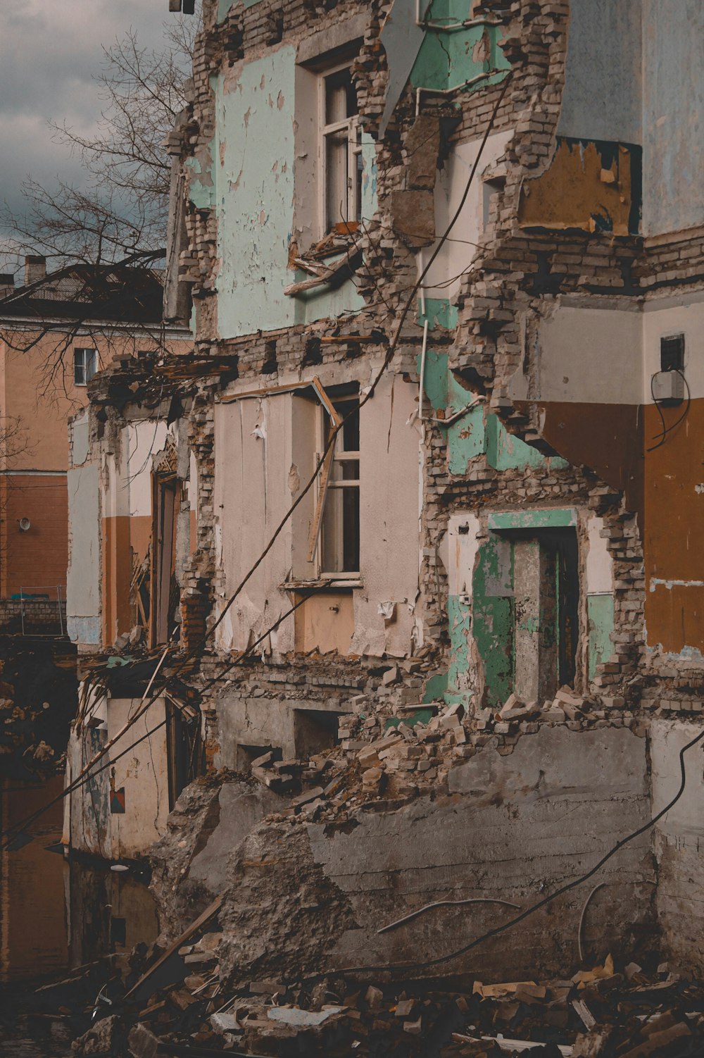 ein heruntergekommenes Gebäude mit einem zerbrochenen Fenster