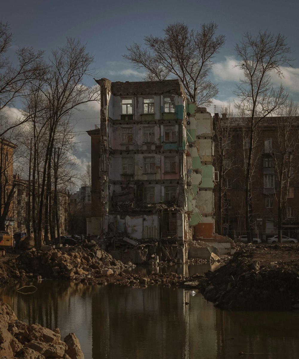 Un edificio antiguo junto a un cuerpo de agua