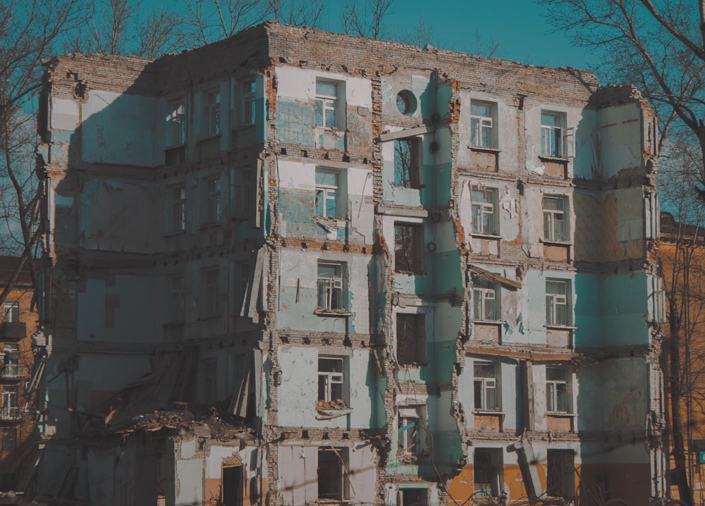 Un bâtiment très ancien avec beaucoup de fenêtres