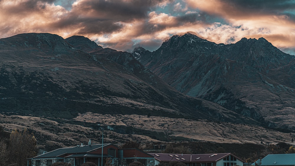 Una vista de una cadena montañosa con casas en primer plano