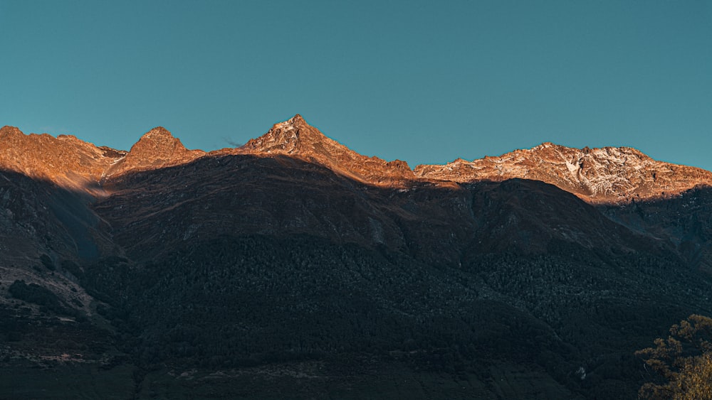 uma vista de uma cordilheira ao pôr do sol