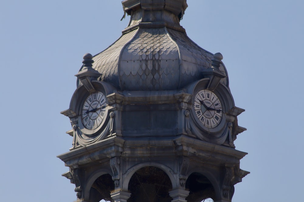 una grande torre dell'orologio con uno sfondo di cielo