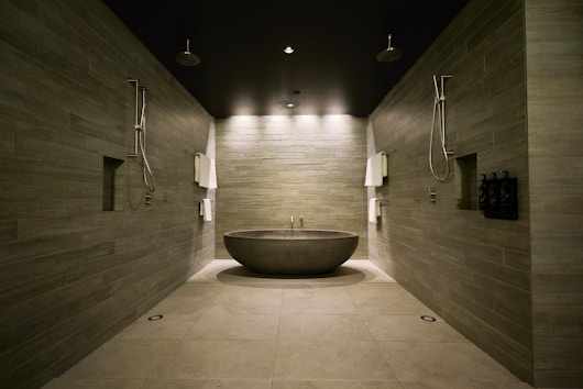 a bath room with a large bath tub