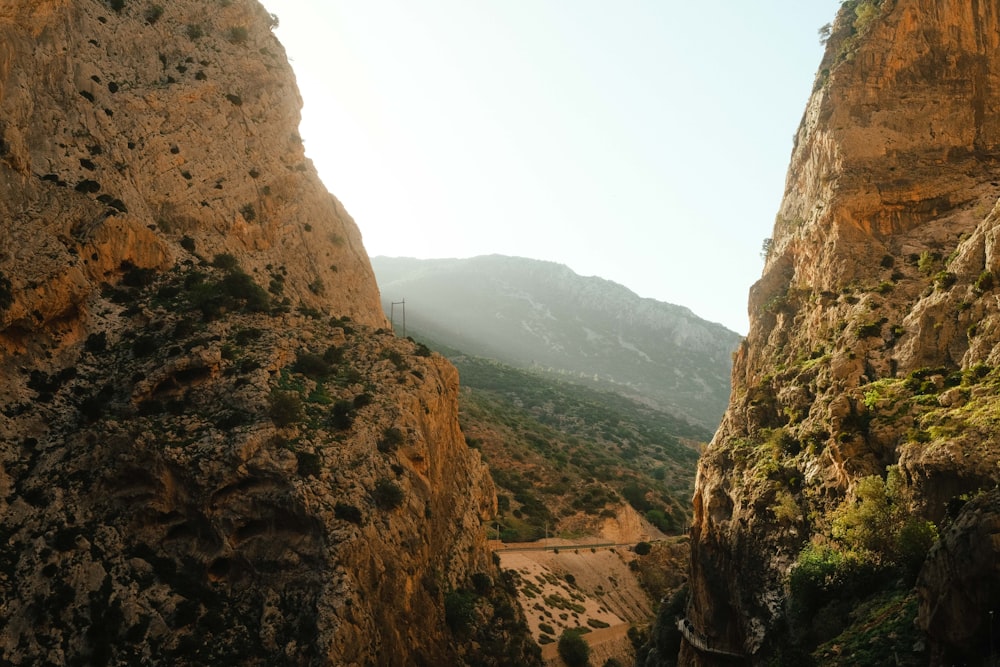 una vista de una montaña con una carretera que la atraviesa