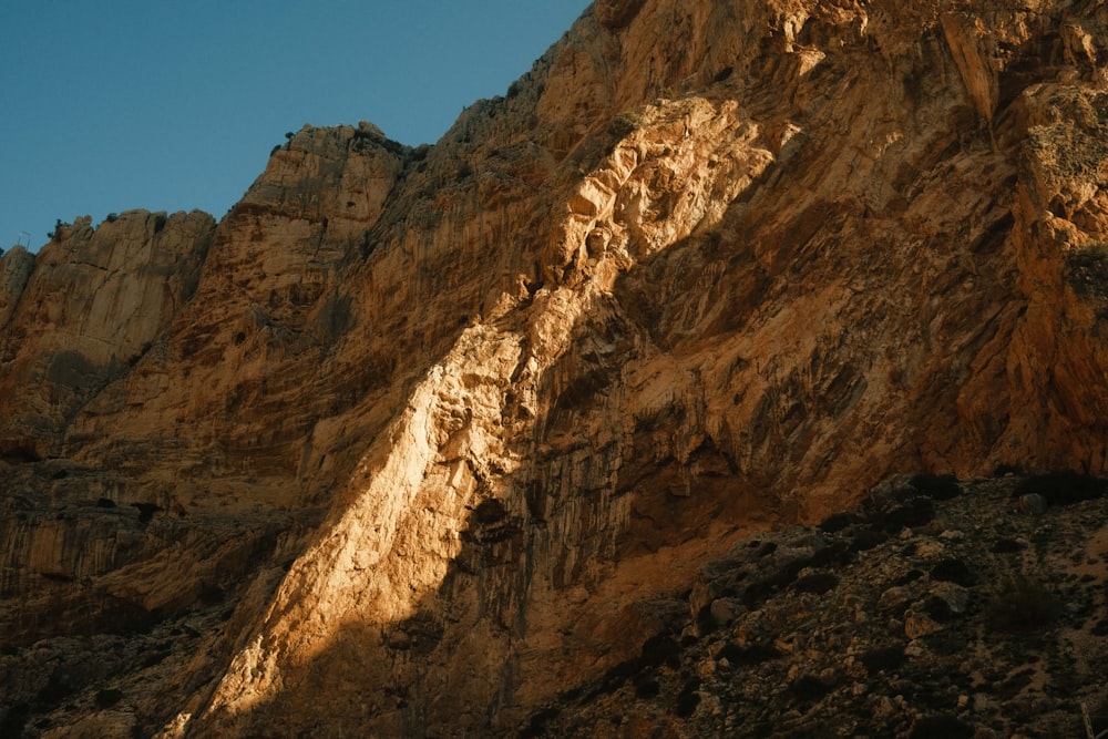 una montaña muy alta con una cara muy empinada