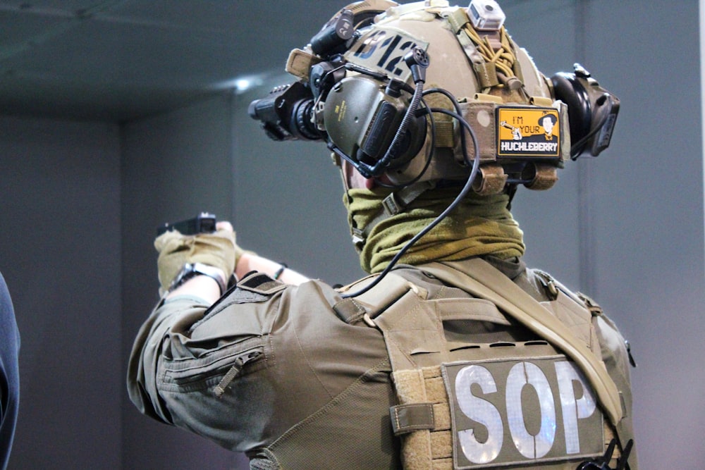 un homme en uniforme militaire tenant un appareil photo