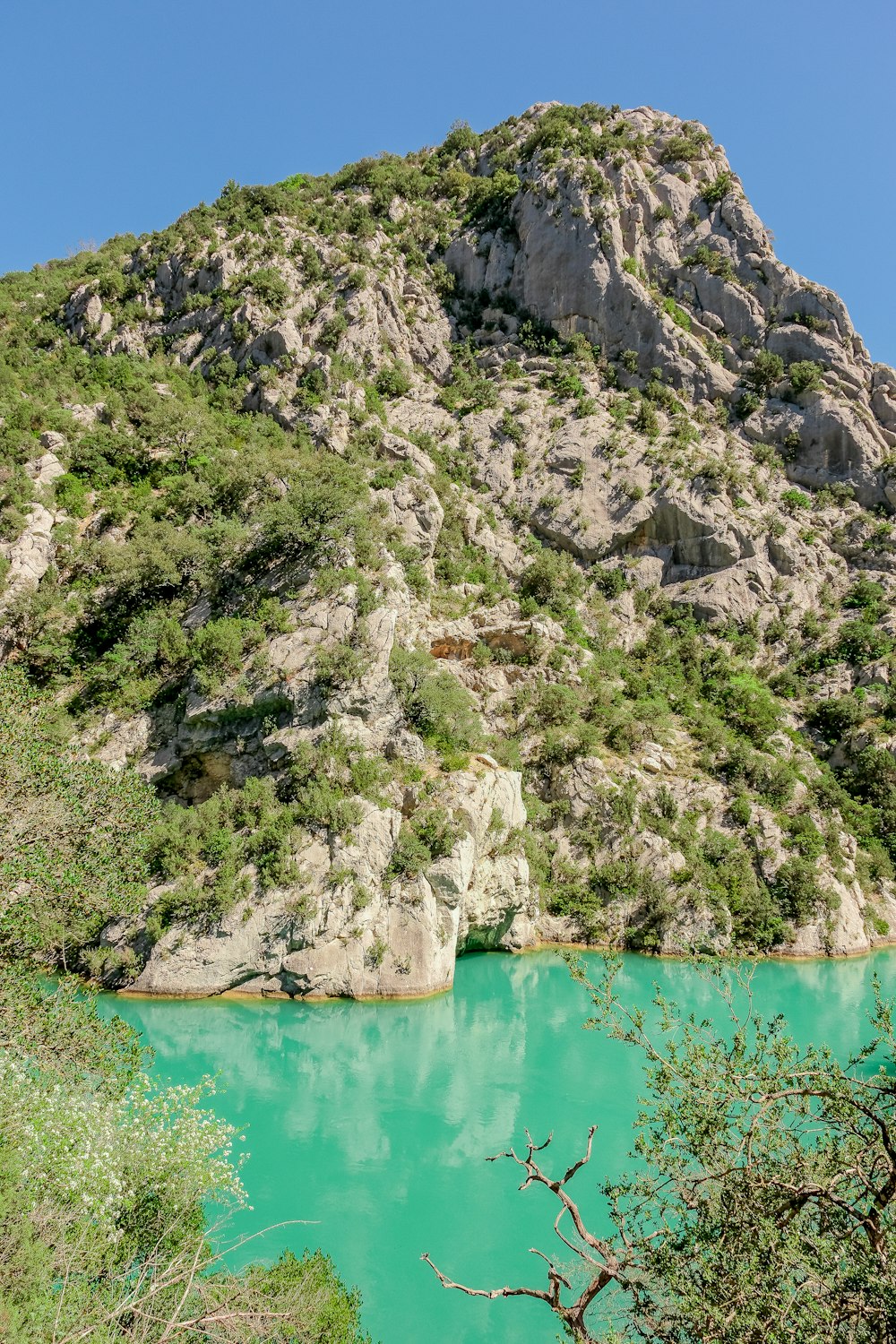 una montaña con un lago en medio