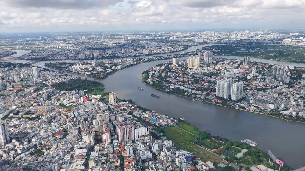 Una vista aérea de una ciudad y un río