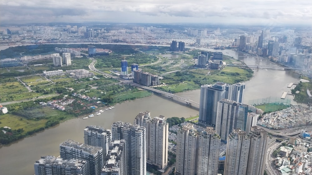 uma vista aérea de uma cidade e um rio