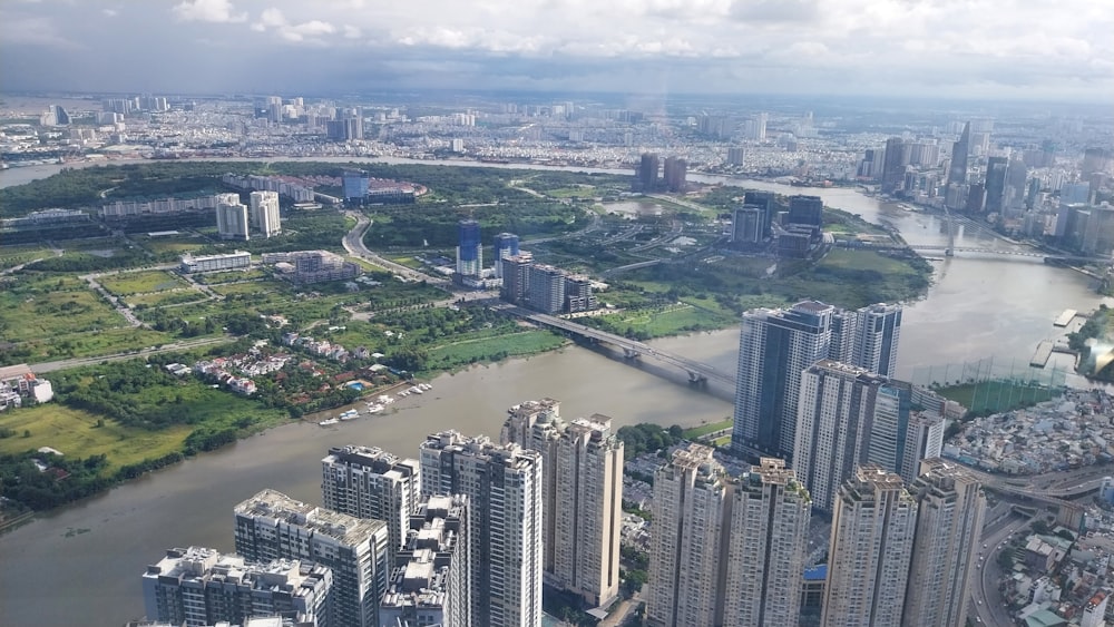 Una veduta aerea di una città e di un fiume