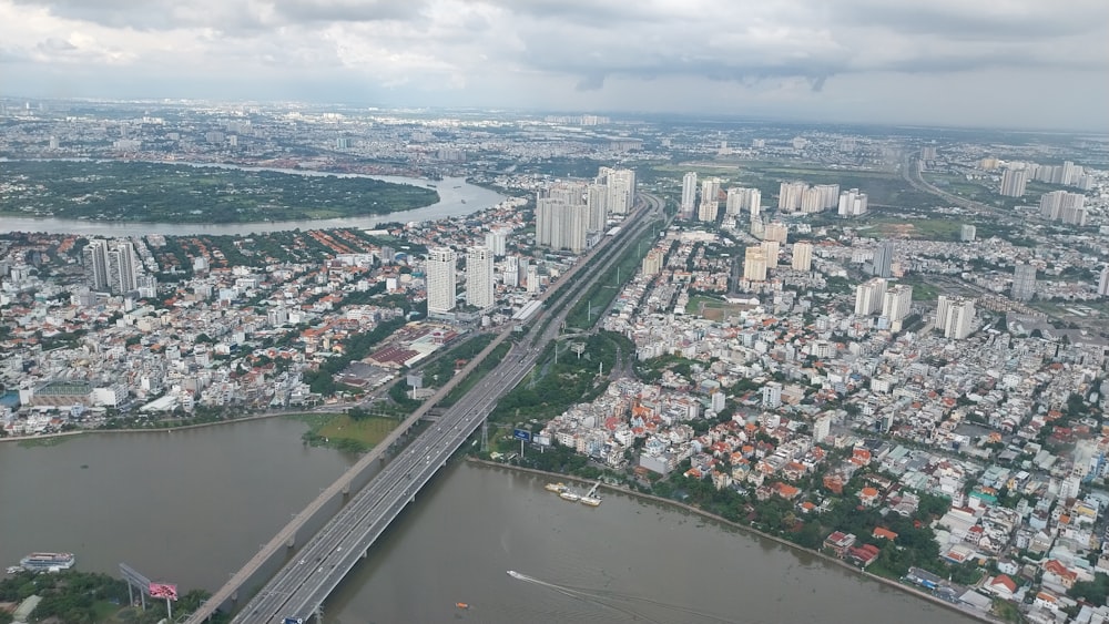 Una veduta aerea di una città e di un ponte