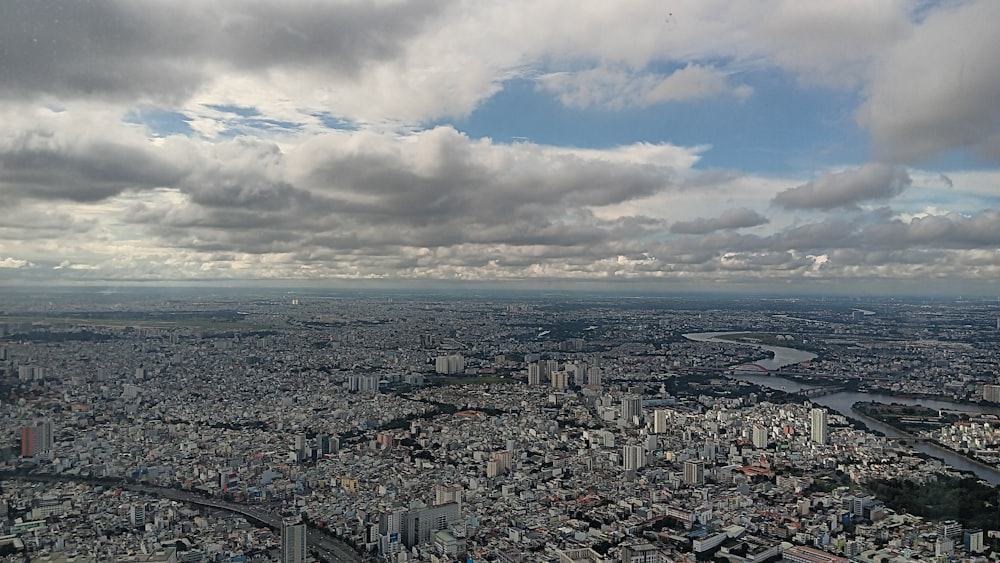 uma vista de uma cidade a partir de um avião