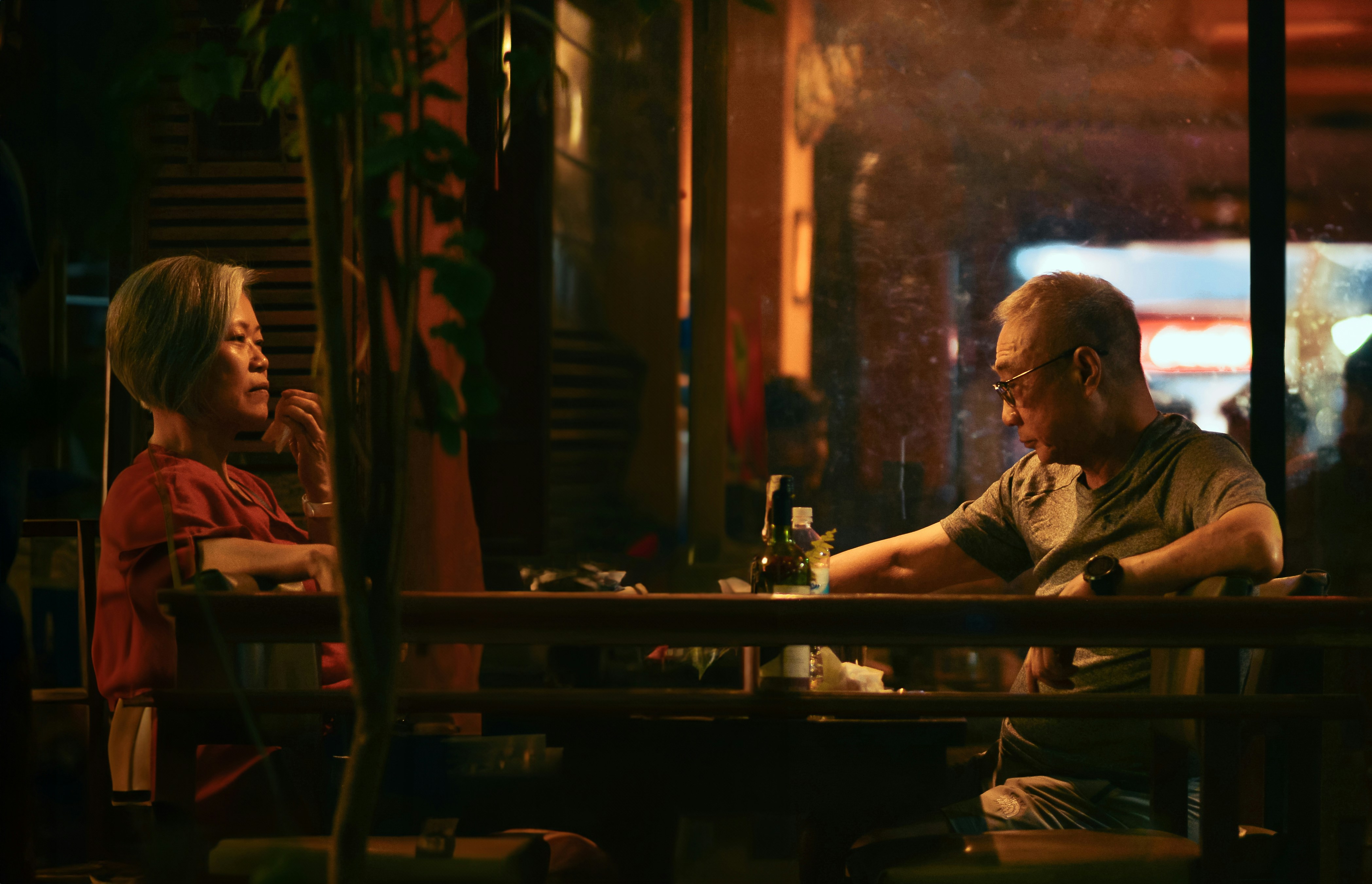 테이블에 앉아있는 남자와 여자