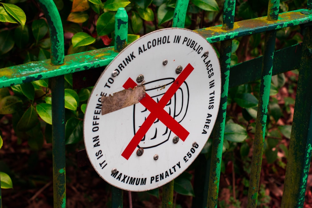 公共の場で飲酒禁止と書かれたフェンスの看板
