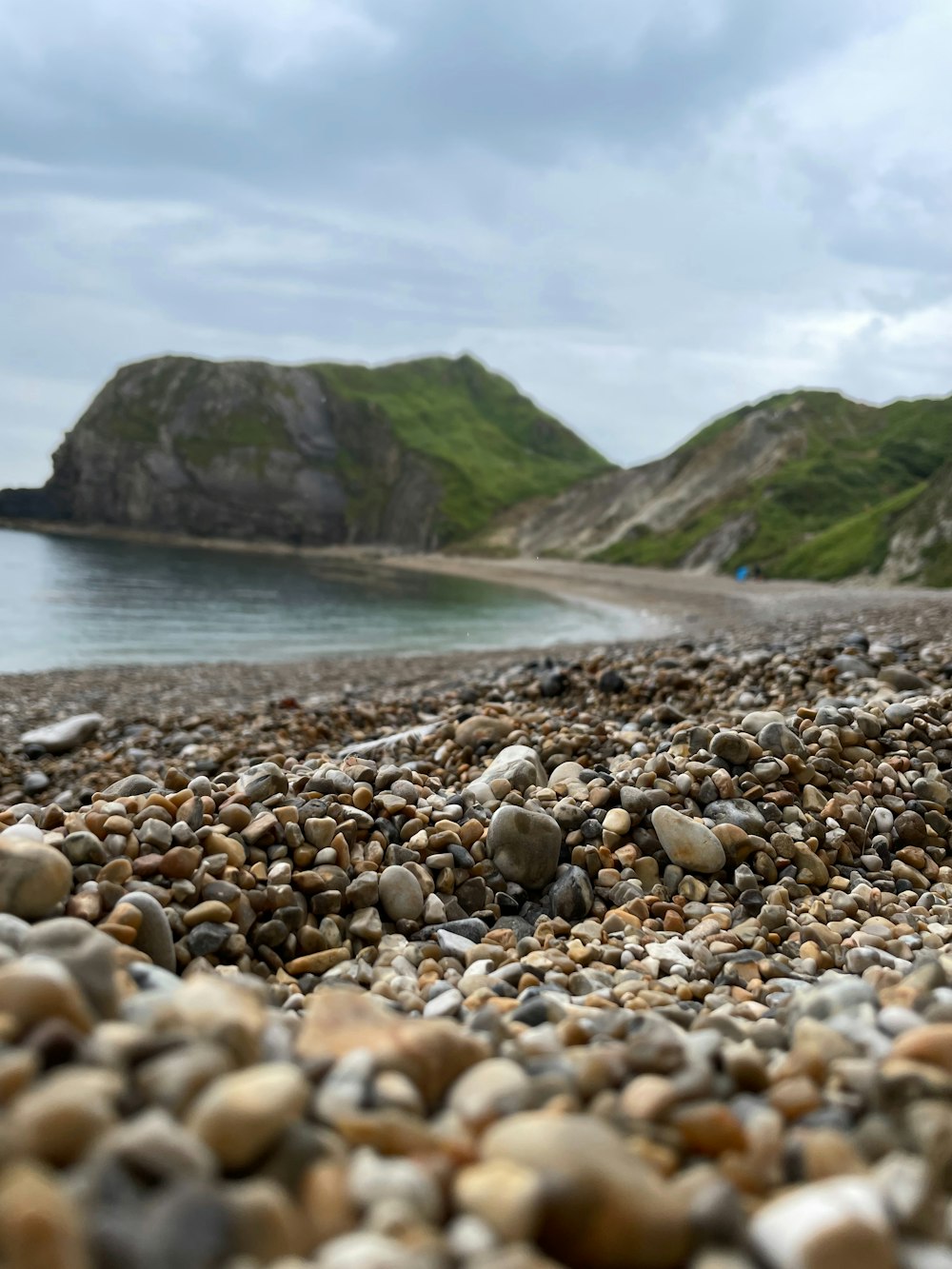 ein Haufen Felsen, die sich an einem Strand befinden