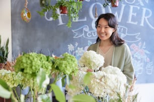 Mujer sonriendo en la floristería