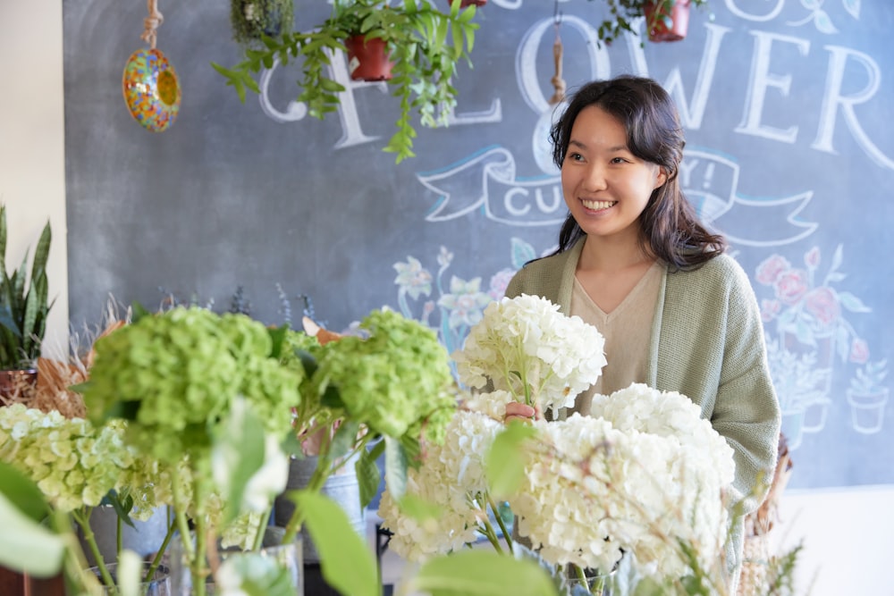 femme souriant à un magasin de fleurs