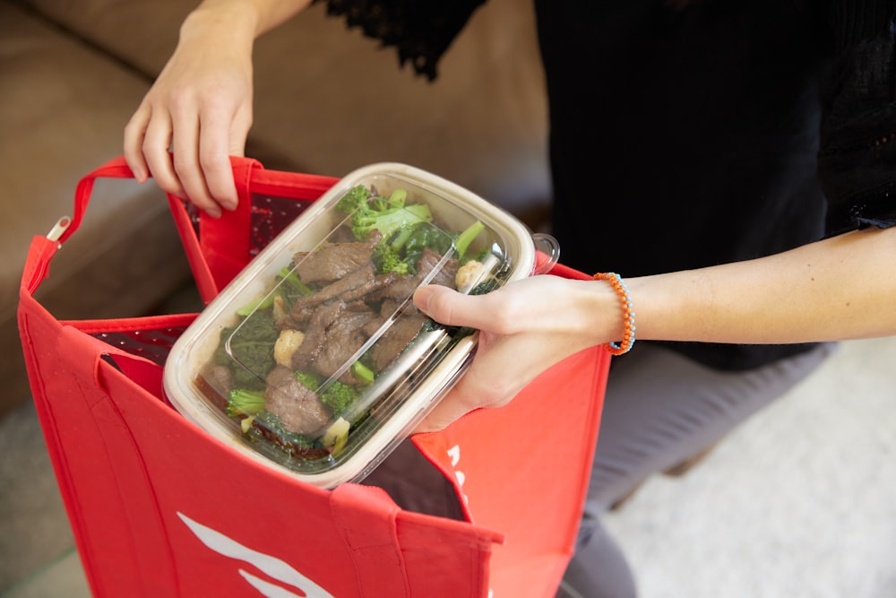 Essen zum Mitnehmen wird aus der DoorDash-Tasche entnommen