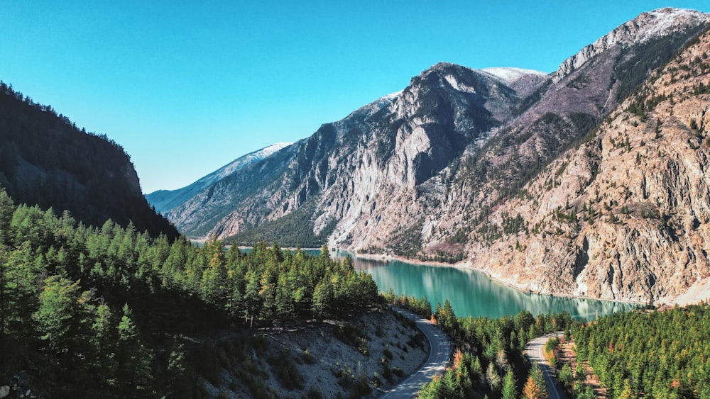 uma vista panorâmica de um rio cercado por montanhas